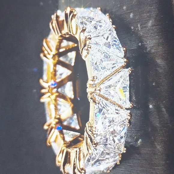 New Elegant Women's Cubic Zirconia Yellow Gold Ring - Picture 2 of 5